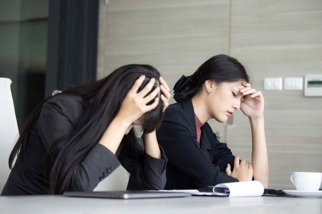 同事行为惹人厌，但她是老板女儿也只能忍气吞声。（图／shutterstock）