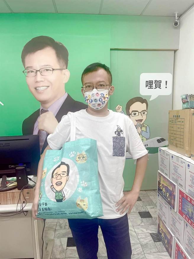 吕维胤阵营竞选小物除了口罩外，另推出环保购物袋也受民眾欢迎。（吕维胤竞选总部提供／程炳璋台南传真）
