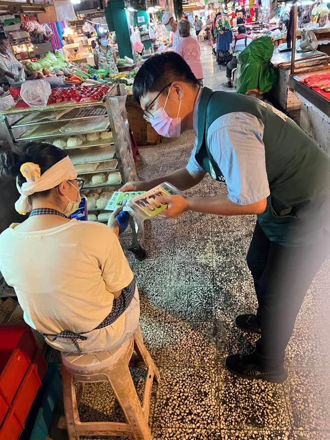 民进党台南市议员参选人周嘉韦沿街拜票发送竞选小物，感觉以口罩最夯。（周嘉韦竞选总部提供／程炳璋台南传真）