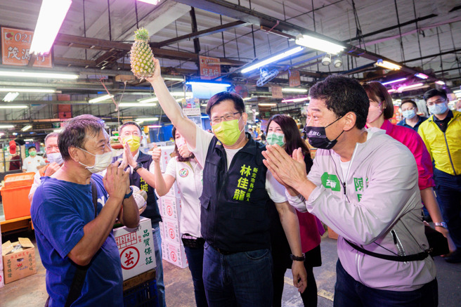 林佳龙到三重果菜市场，民眾热情迎接。(取自林佳龙脸书)