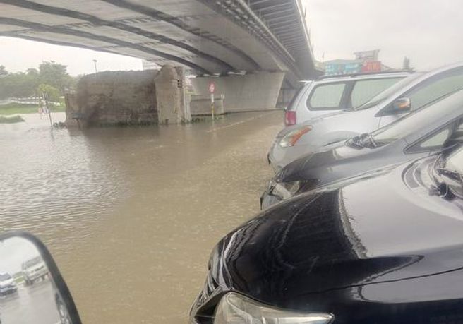 宜蘭超大豪雨，路邊某處的橋下淹水。（圖／翻攝自宜蘭知識+）
