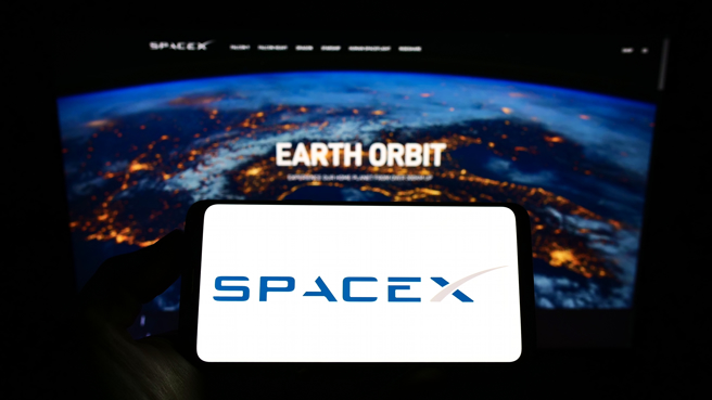 SpaceX到二○二○年已经掌握了全世界大约三分之二的商用卫星发射生意。某些大型机队营运商到处扩展业务，只为了确保SpaceX的竞争对手不会倒闭。（图/ shutterstock）