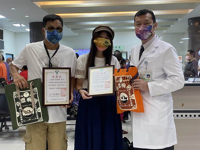 街头艺人「予予」（中）接连送别父母，她感谢安寧缓和医疗让父母不再痛苦、安详离世，右为院长林宏荣。（曹婷婷摄）