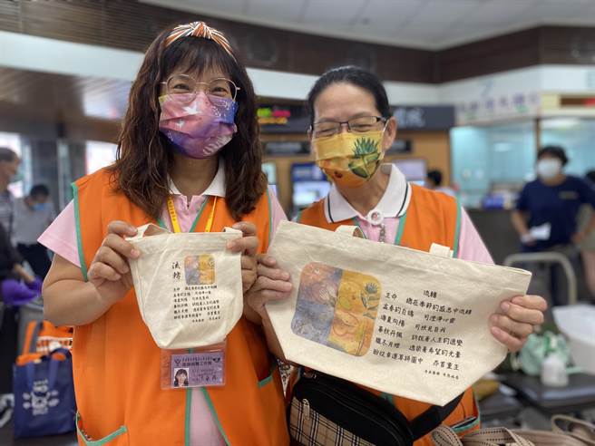 奇美安寧病房团队义卖手绘包包，所得将做为安寧基金。（曹婷婷摄）