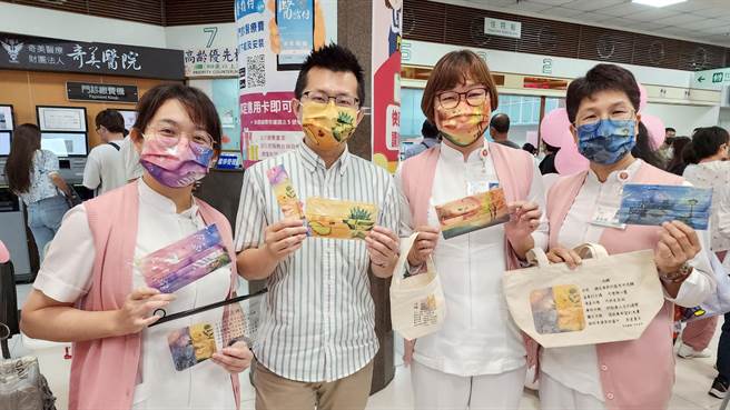 奇美安寧病房团队义卖创作作品，所得将做为安寧基金。（曹婷婷摄）