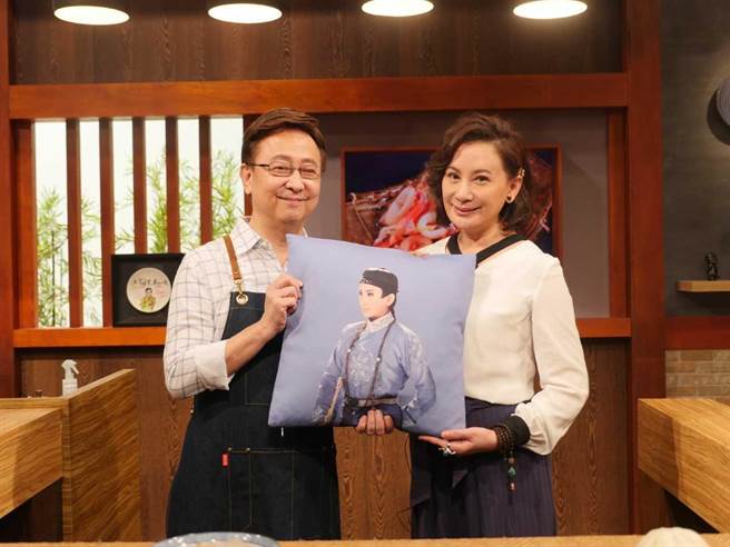 陈亚兰（右）接受《大云时堂》李四端专访。（MOMOTV提供）