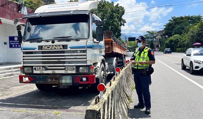 台中市警察局自8月至9月取缔大型货车（含砂石车）各类违规共计1746件、交通事故死伤人数64人，防制成效佳。（台中市警察局提供／张妍溱台中传真）
