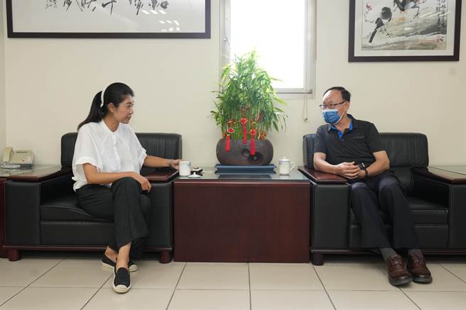 許淑華拜訪南投縣警察局長黃永志，請警方特別注意參選人相關安全，並杜絕造謠、製造選舉恐慌。（民眾提供／楊靜茹南投傳真）