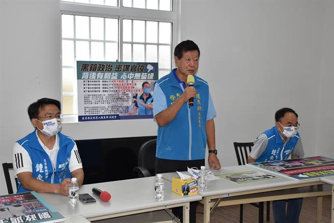 锺东锦竞选总部7日上午召开记者会，执行长徐廷指控谢福弘投绿保官位、出卖韩国瑜。（谢明俊摄）