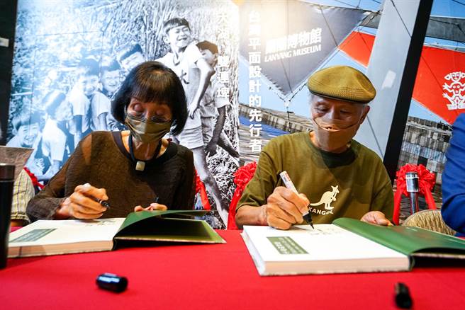 阮义忠台湾故事馆」今天「霍荣龄《台湾平面设计的先行者》＆阮义忠《兰阳旧情之大湖、双连埤》」联展开幕，摄影家阮义忠（右）与设计师霍荣龄（左）等人也为《生命的宽度》一书举办签书会。（李忠一摄）
