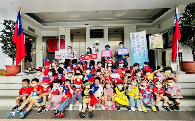 幼儿园小朋友到海山分局参访。（海山分局提供）