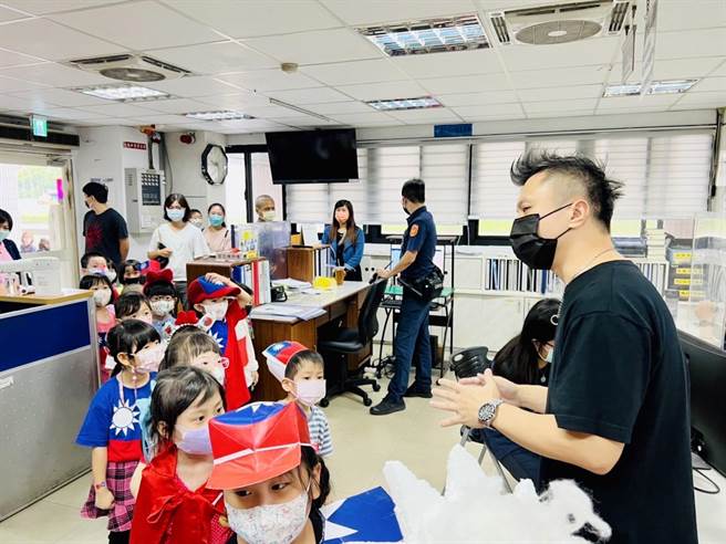 幼儿园小朋友到海山分局参访。（海山分局提供）