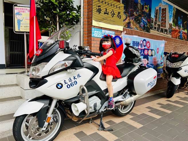 幼儿园小朋友试骑重型警用机车。（海山分局提供）
