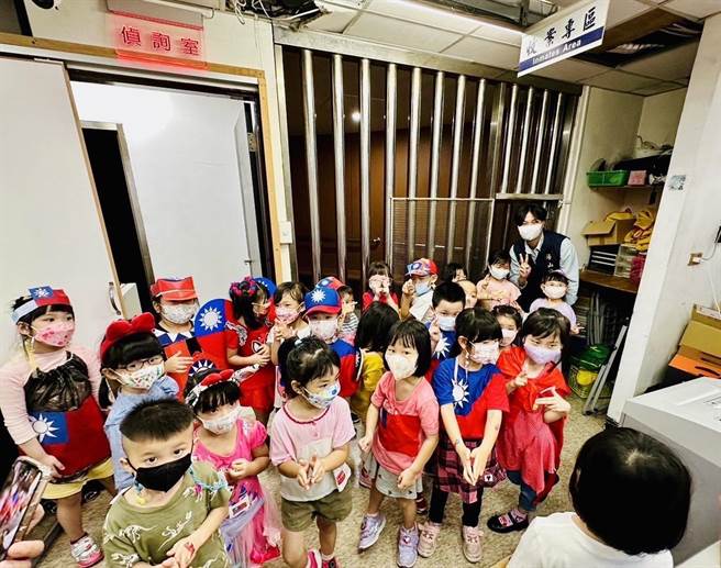 小朋友们到分局各单位参观。（海山分局提供）