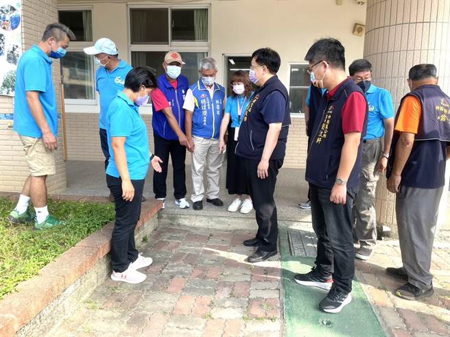神冈区圳堵国小及神圳国中校园设施极待改善，立委杨琼璎、市议员罗永珍7日会勘争取经费。（陈淑娥摄）
