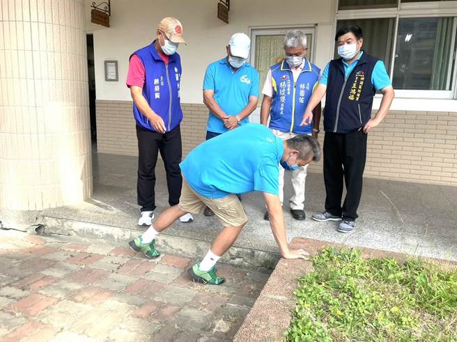 神冈区圳堵国小及神圳国中校园设施极待改善，立委杨琼璎、市议员罗永珍7日会勘争取经费。（陈淑娥摄）