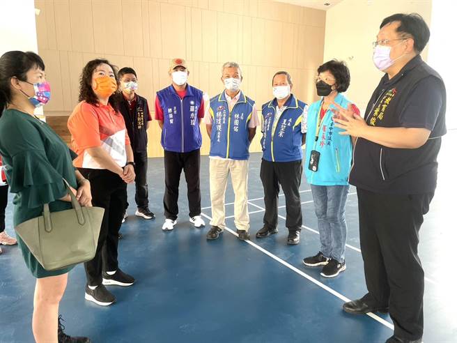 神冈区圳堵国小及神圳国中校园设施极待改善，立委杨琼璎、市议员罗永珍7日会勘争取经费。（陈淑娥摄）