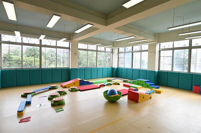 新坡社福馆1至2楼为亲子馆，多元空间包括宝宝区、游戏区、亲子厨房与艺术创作教室等。（蔡明亘摄）