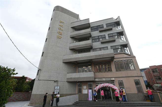 观音区新坡社福馆新设置「新坡亲子馆暨老人文康中心」，今日正式开幕启用。（蔡明亘摄）