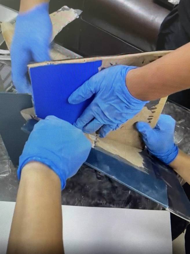 警方切开瓦楞板，赫然发现缝隙中填满K他命。（翻摄照片／林郁平台北传真）