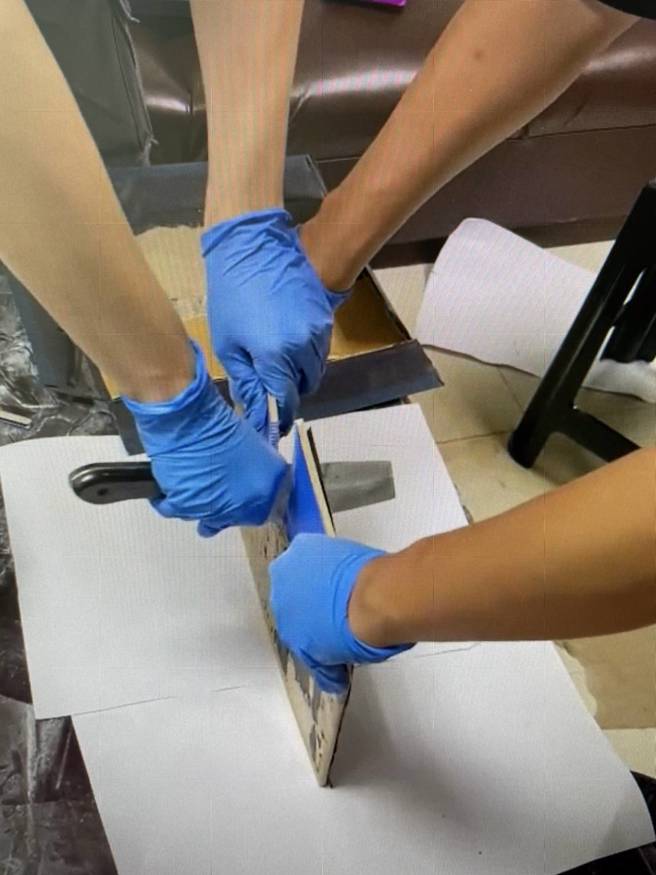 警方切开瓦楞板，赫然发现缝隙中填满K他命。（翻摄照片／林郁平台北传真）