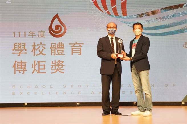 东势区石城国小主任周昆佑荣获教学杰出奖，展现台中致力推动学校体育的丰硕成果。（台中市教育局提供）
