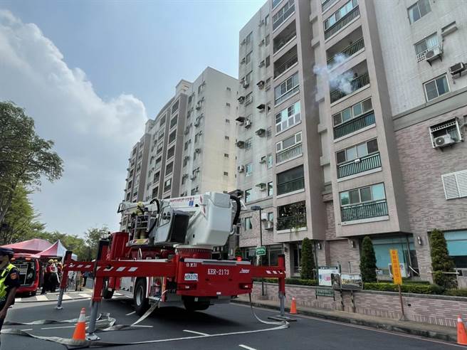消防演习出动云梯车，将受困５楼的民眾救出。（李俊淇摄）