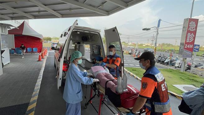 此次演习与佳里奇美医院合作，将大量伤病患送往医院救治。（台南消防第三大队提供／李俊淇台南传真）