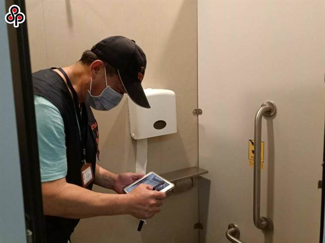 台北市环保局订定台北市公厕环境卫生管理自治条例草案，近日经行政院核定，全国首部公厕管理专法将于12日上路，未来北市13类公私场所公厕都应设置马桶坐垫消毒液、卫生纸等民生用品。（台北市环保局提供）