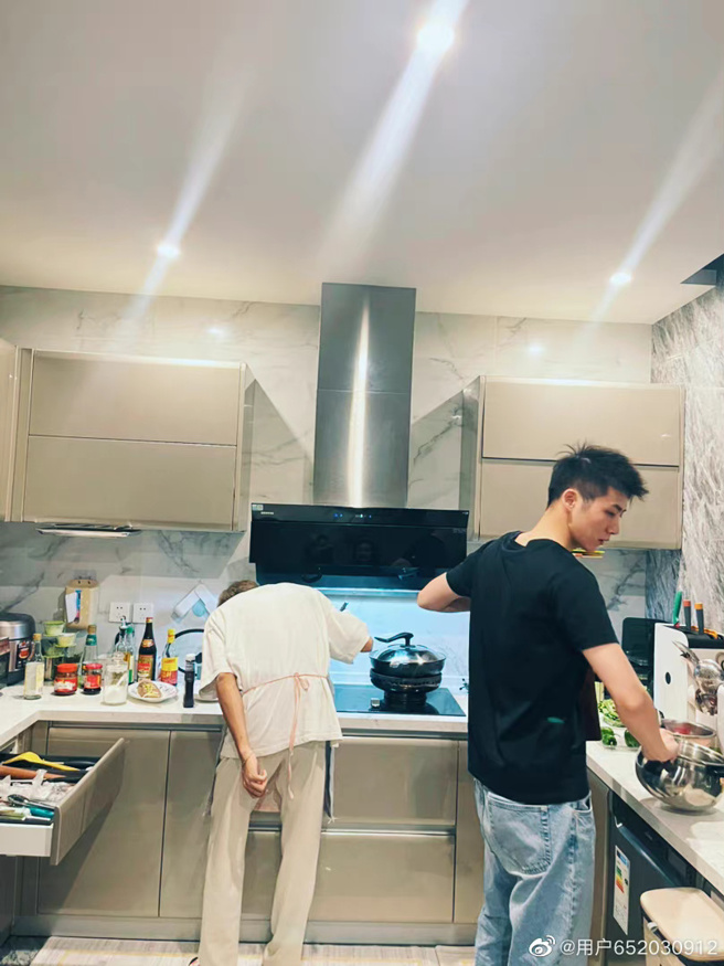 周扬青过去在微博上晒出的照片，其中白衣男被疑是段星星。（图／翻摄自周扬青微博）