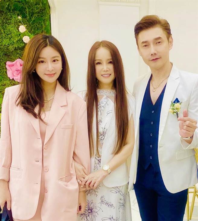 靳筱葳受邀参加包伟铭儿子婚礼，与两夫妻合影。（翰森娱乐提供）