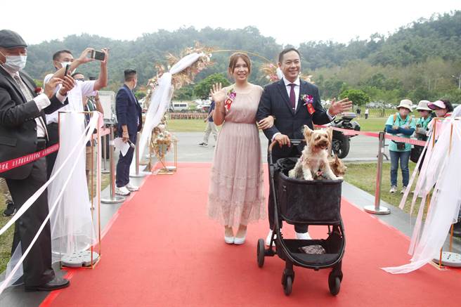 國姓鄉公所民政課長陳俊安佳偶，引領新人們共同見證愛情。（日管處提供／楊靜茹南投傳真）