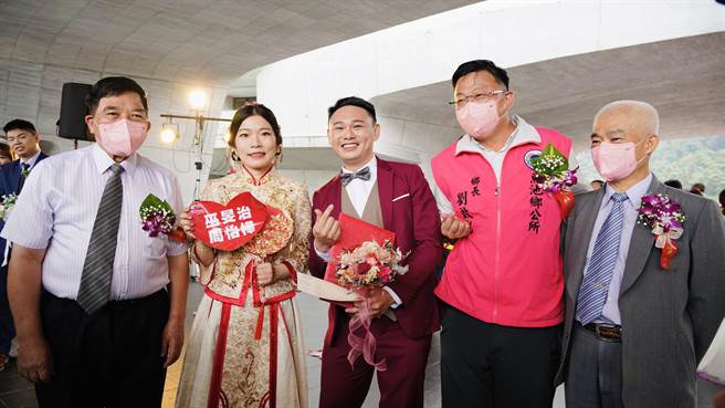新人在南投副縣長陳正昇證婚及日管處長簡慶發、魚池鄉長劉啟帆見證下完成終身大事。（日管處提供／楊靜茹南投傳真）