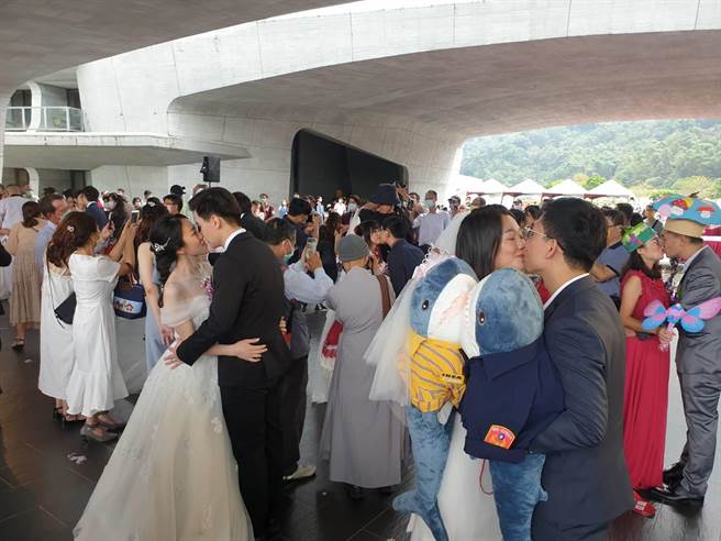 20對新人彼此交換戒指並擁吻，全程充滿粉紅泡泡，浪漫完成終身大事。（日管處提供／楊靜茹南投傳真）