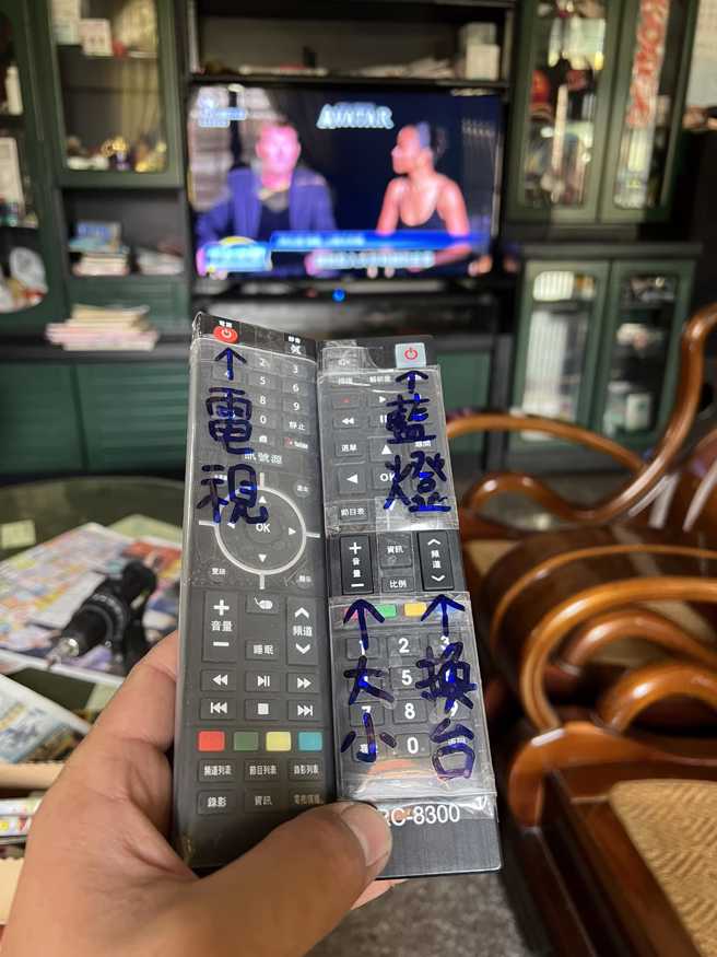 原PO在遥控器上写下大大的字，提醒阿公阿嬷该如何使用新电视。(翻摄脸书爆废公社二馆)