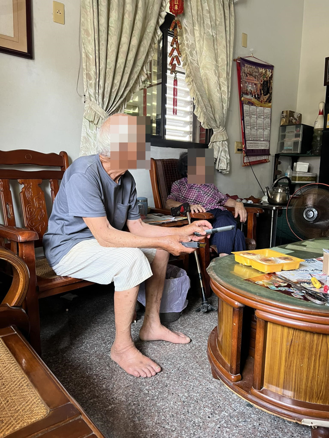 原PO还晒出阿公阿嬷拿着遥控器观看电视的照片。(翻摄脸书爆废公社二馆)
