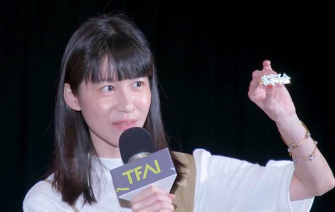 连俞涵秀客家千金髮夹。（公视提供）