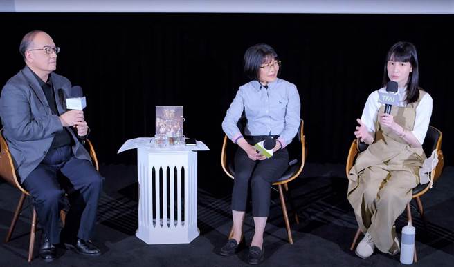 国家影视听中心董事长蓝祖蔚（左起）、《茶金》制作人徐青云、演员连俞涵畅聊拍片趣事。（公视提供）