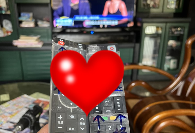 孝孙把电视摇控器变「阿公喜欢的样子」，暖举让全网大讚：好贴心。(翻摄脸书爆废公社二馆)
