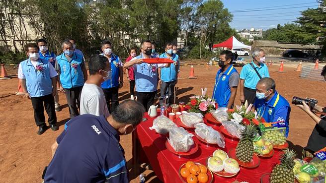 榜林社区活动中心动土典礼由县长杨镇浯主持开工仪式，祝祷工程顺利如期完工(于家麒摄)