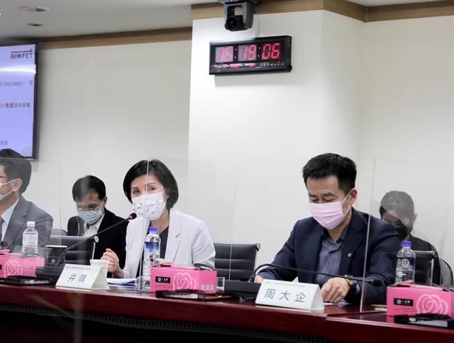 远传总经理井琪（前排右二）以「『远传大人物』 实践 ESG 永续之路」为题发表演说。（远传提供）