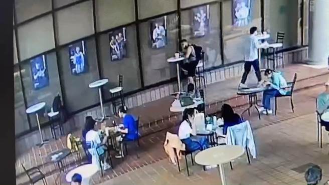李男在国图户外区偷吃OL便当。（警方提供）