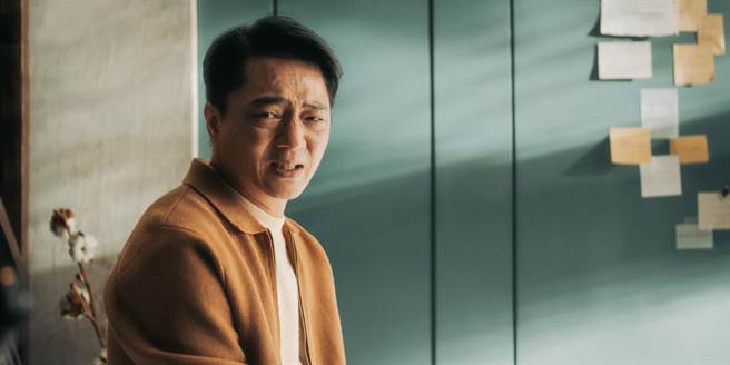 蓝苇华饰演跟不上科技进步的丈夫。（公视提供）