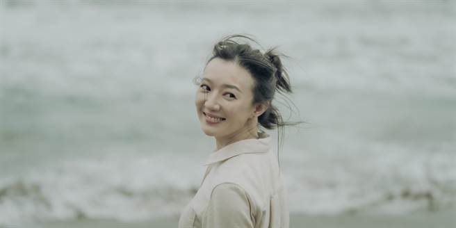 李杏剧中远赴英国追梦。（公视提供）