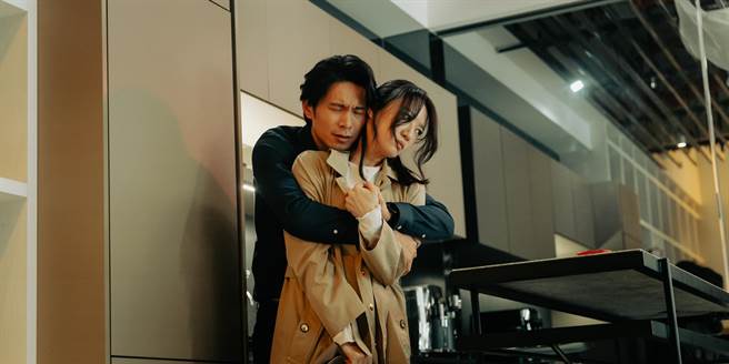 饰演前男友的金钟视帝姚淳耀吃回头草，想给婚内失恋的李杏温暖依靠。（公视提供）