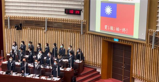 国民党高市议员李雅静7日赴议会总质询时，邀请市府团队及议会人员一同面对国旗唱国歌，提前庆祝国庆。（洪浩轩摄）