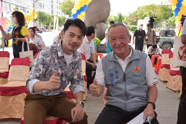 苗栗2022幸福旅游节，苗栗县长徐耀昌和活动代言人阿KEN一同邀请大家来苗栗玩拿大奖。（谢明俊摄）