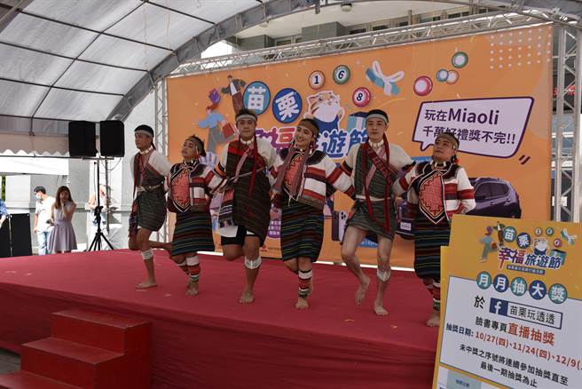 苗栗2022幸福旅游节7日上午正式启动，传源舞团表演热力歌舞。（谢明俊摄）