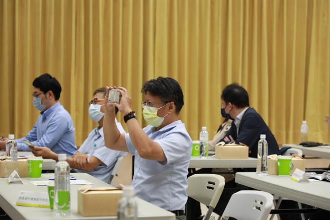 投资业者参加「嘉义市工业用地投资媒合会」记录土地资讯。（嘉义市政府提供／廖素慧嘉市传真）