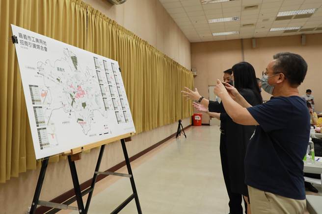 投资业者参加「嘉义市工业用地投资媒合会」阅览土地资讯。（嘉义市政府提供／廖素慧嘉市传真）